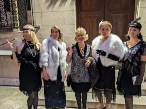 Invitées en costumes des années 1920, style Gatsby